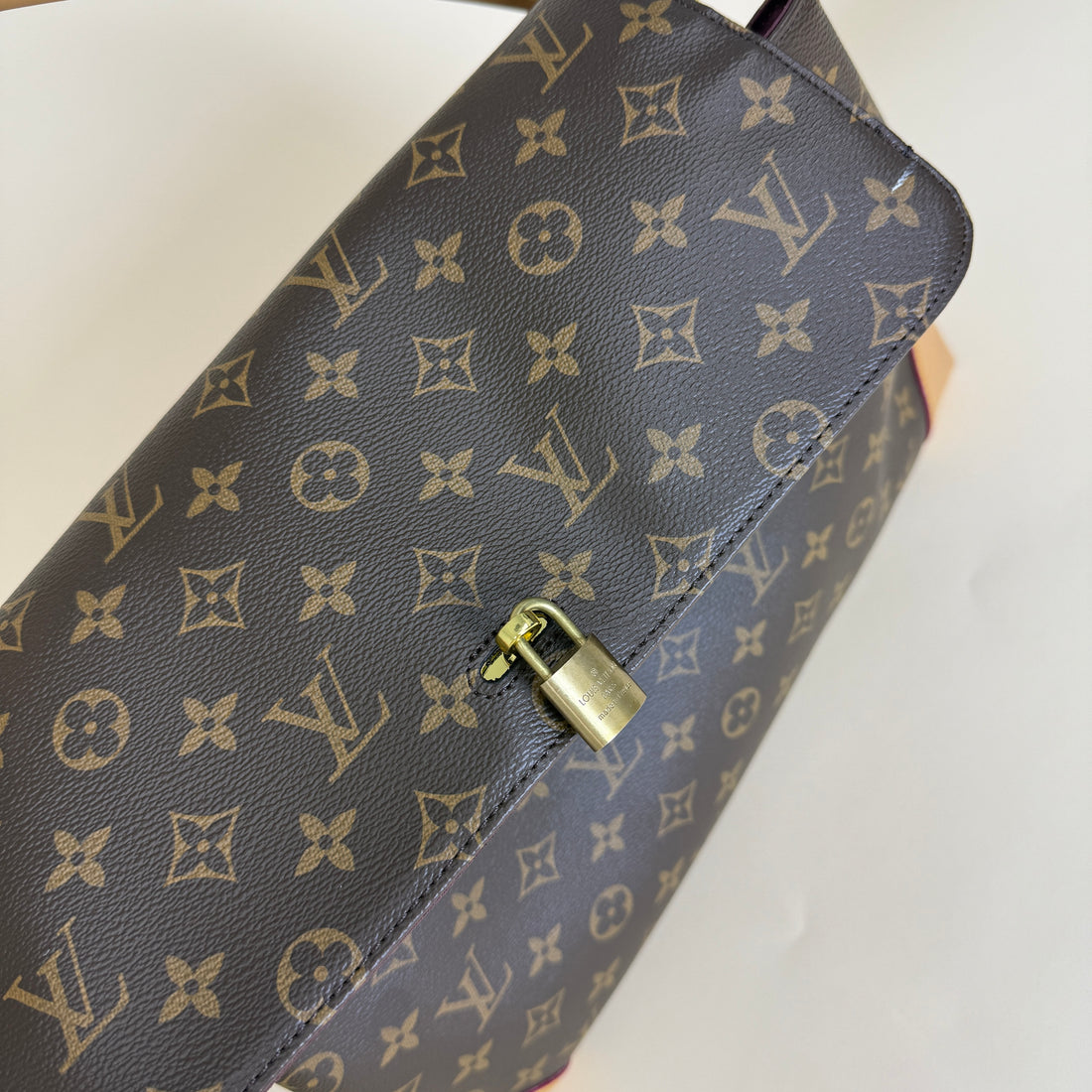 Luxury LV Hide Away MM Monogram