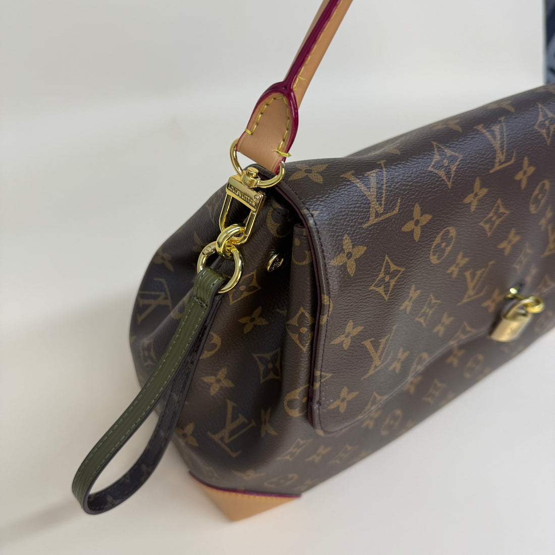 Luxury LV Hide Away MM Monogram